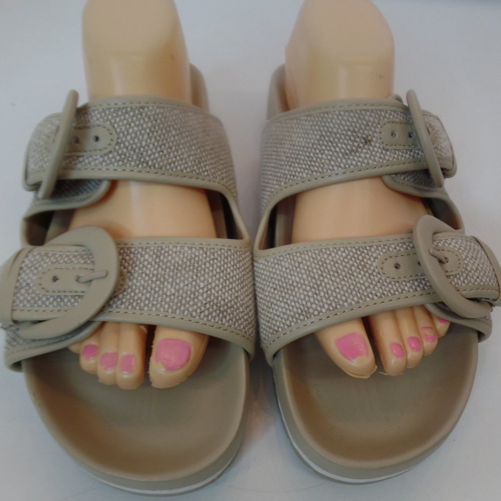 True Time Flat Strappy Sandals Patterned Neutral Colors W Big Bold Buckles Sz 9